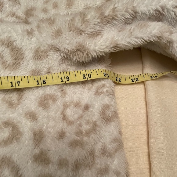 Ricki’s Medium Cream with tan spots warm & fuzzy top, cowl neck & 3/4 zipper. - Picture 5 of 7